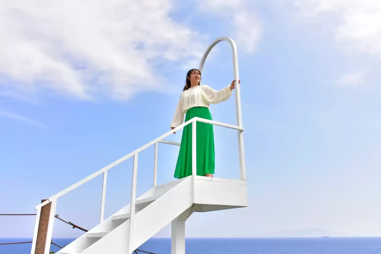 海へ飛び出す巨大ブランコ！？【伊豆・城ヶ崎】断崖絶壁のフォトスポット爆誕◎オレンジの花畑と真っ白な「空飛ぶ階段」が異世界レベルの美しさ♡