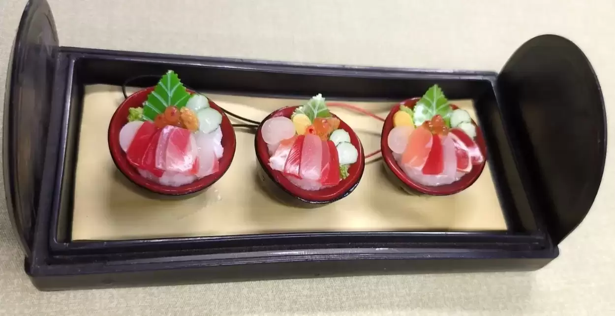 本物にしか見えない!【食品サンプル体験】プロに教わる「ミニチュア海鮮丼&サクサク天ぷら」がリアルすぎる♪今だけ2切れ増量中でお腹いっぱい?!