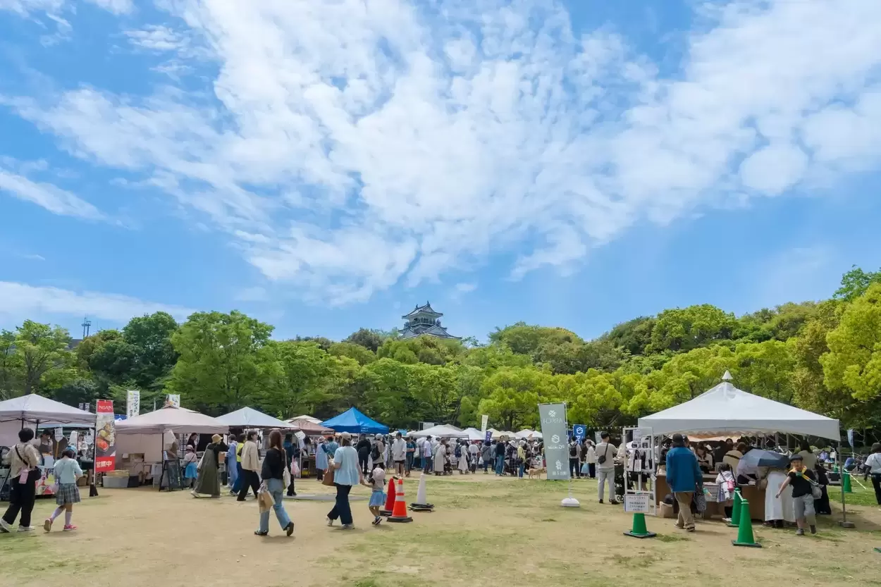 【入場無料】浜松城公園に巨大ガチャ出現!?「湖のマルシェ」絶品グルメからオシャレな雑貨まで71店舗が大集結♪