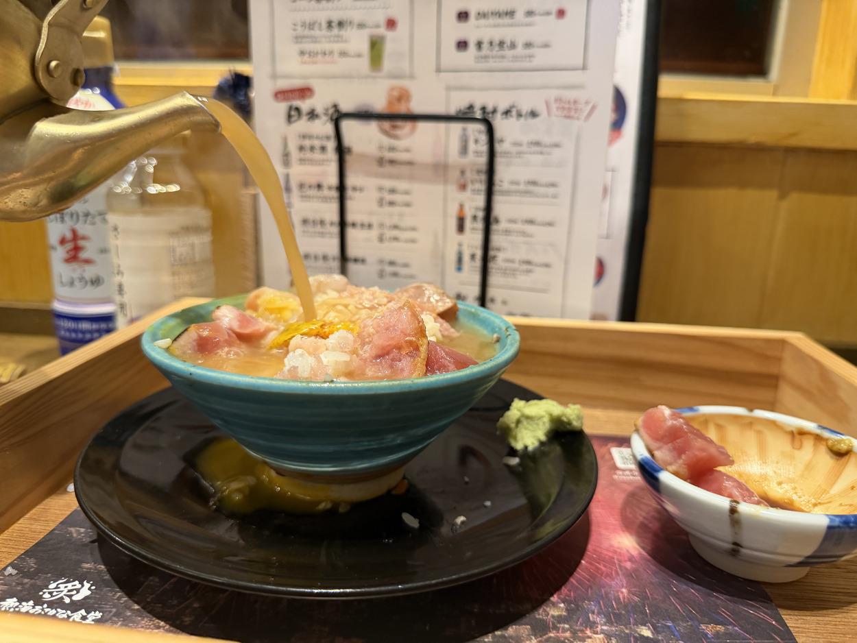 だし汁をかける炙りてっぺん丼.jpg