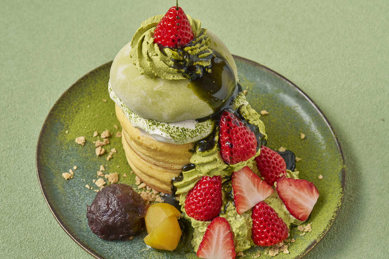 新茶シーズンの今だけ！超贅沢な抹茶のタワー【たまご専門店】“14層のパフェ” がご褒美すぎる♡ふわふわパンケーキ×抹茶大福の最強コンビに降参