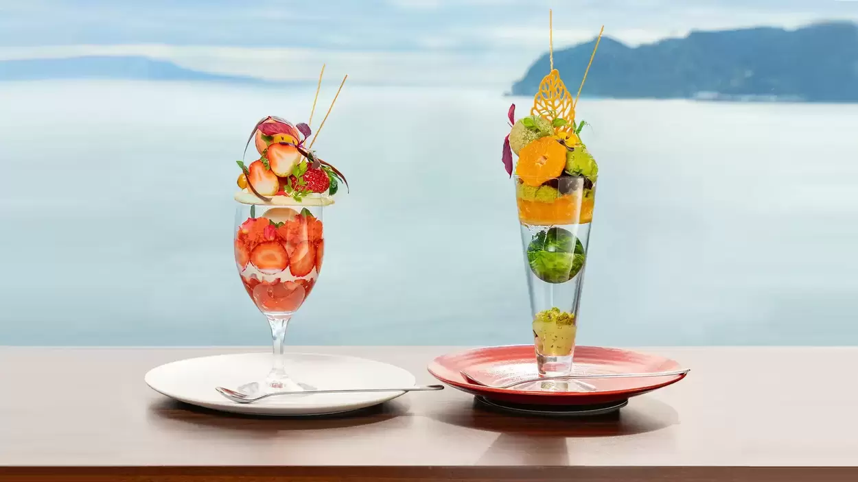 まるで海に浮いてるみたい…♪【熱海絶景カフェ】に冬限定の新作爆誕！芸術的すぎる【伊豆いちご×静岡抹茶】黄金コンビ食べなきゃ損！