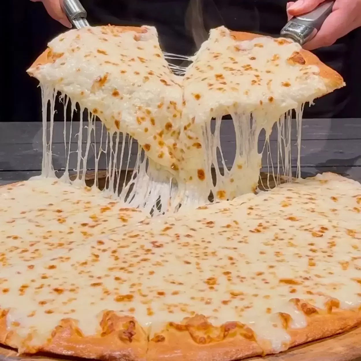 衝撃！“ほぼ1kg”デカ盛り祭が待望の復活【ドミノ】伝説級チーズ！ポテト！からあげ！「やりすぎてて笑う」「食べても食べても減らない！？」