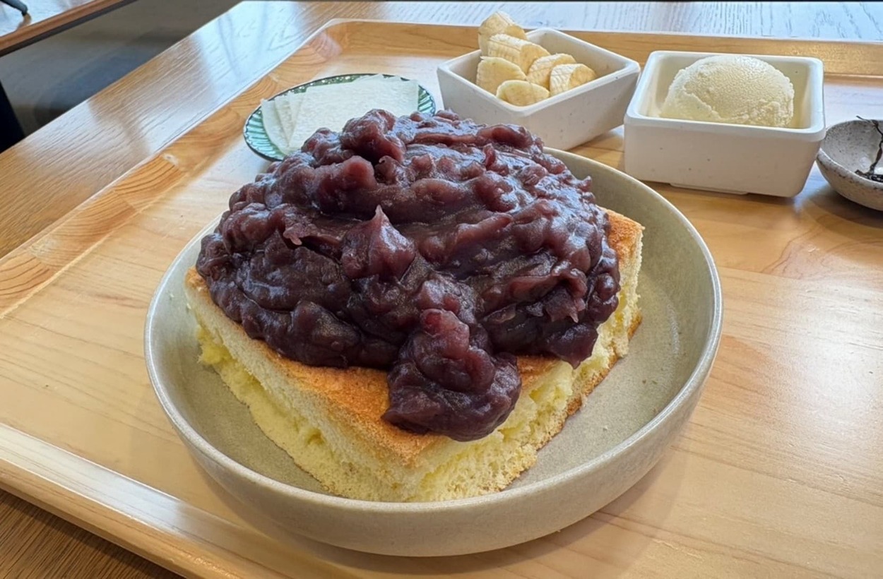 マニア感涙！「ストップ！」って言うまで無限爆盛り【最大500g】職人の絶品パンケーキが衝撃（泣）あんこ好き「たまらん！」夢のタワー