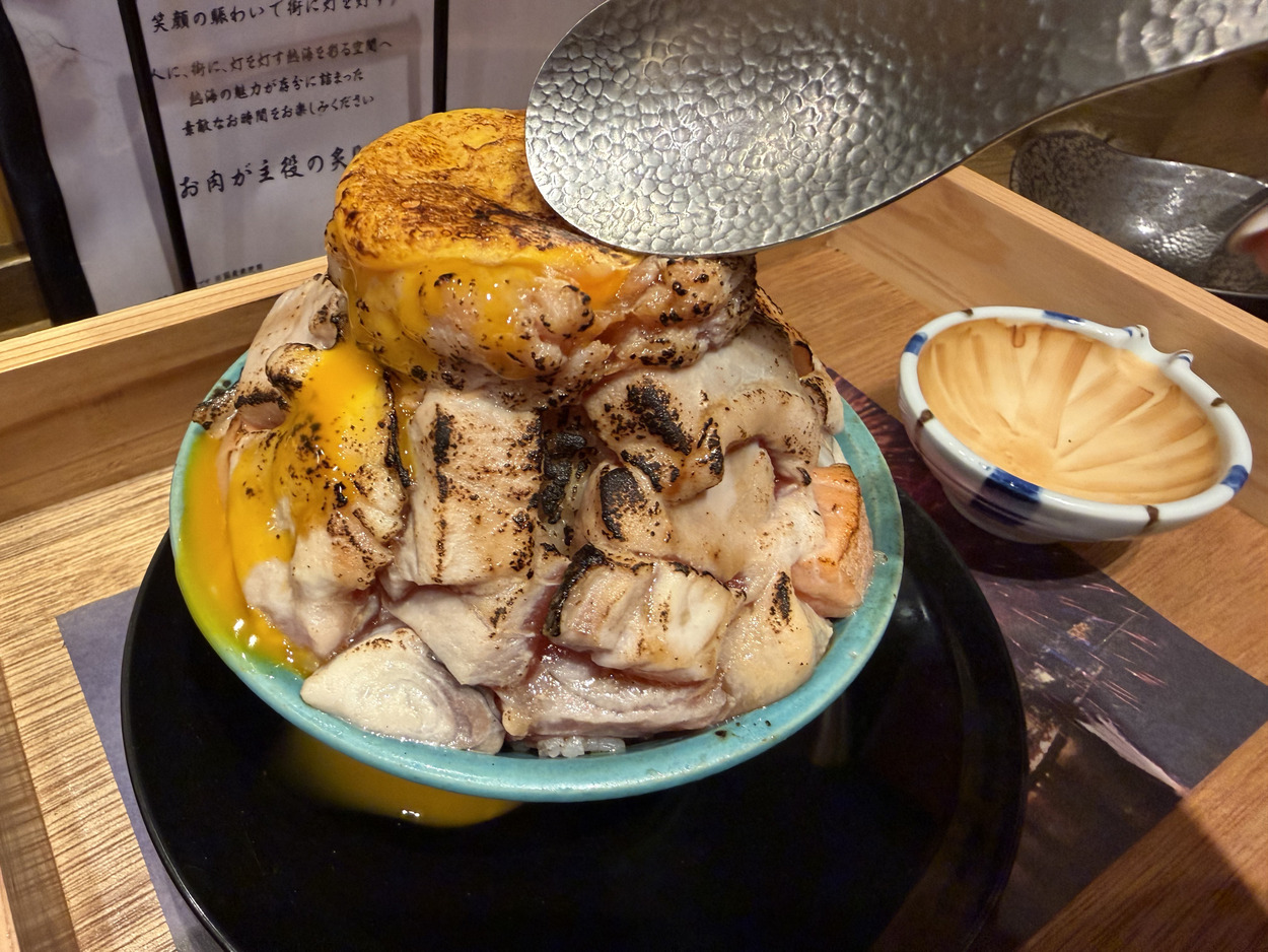 またまた大バズり！？SNSで話題かっさらい【熱海】超人気店の新店爆誕「専門店顔負けレベル」「1杯で2度おいしい」絶品お肉レポ