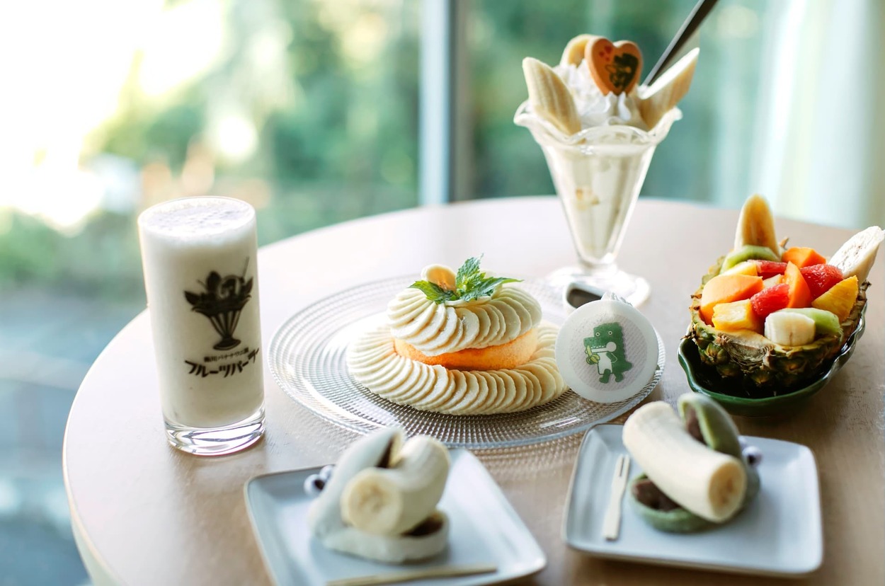 ワニを見ながらバナナスイーツ！？「ゆるカワ」から「ガチ」までユニークすぎる【ワニのアート展】ワニ愛あふれる限定グッズも必見♪