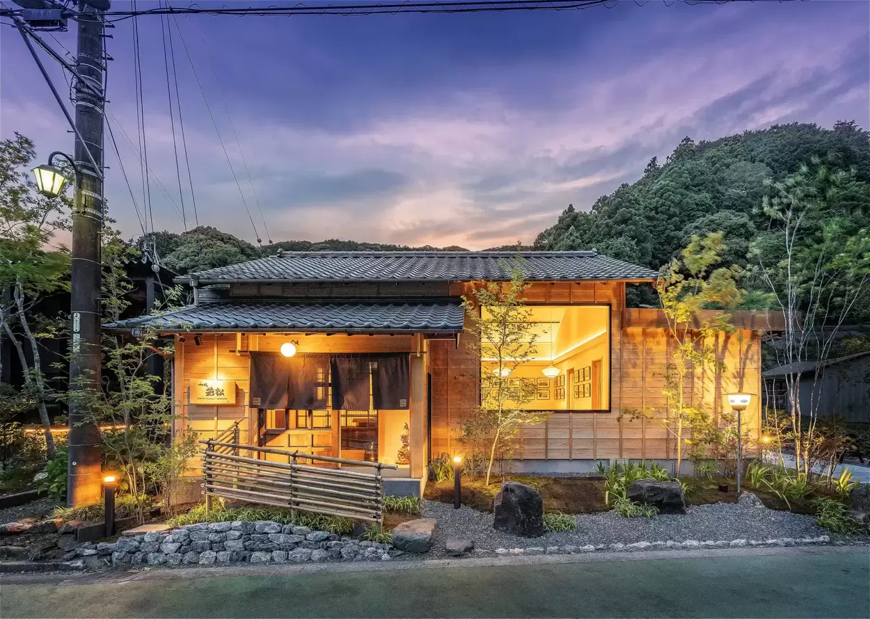 「半分はやさしさ」のカフェオレに「迷彩パフェ」!?静岡・丸子の隠れ家カフェで至高の【夜パフェ】バリスタの本気と遊び心のギャップが尊い…!