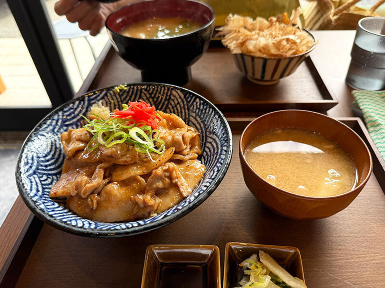 オープン直後から大行列！人気爆発【島田の新店】待望の2号店キタ〜！「総重量1.3kg」のド迫力豚丼に騒然！最強TKGも神