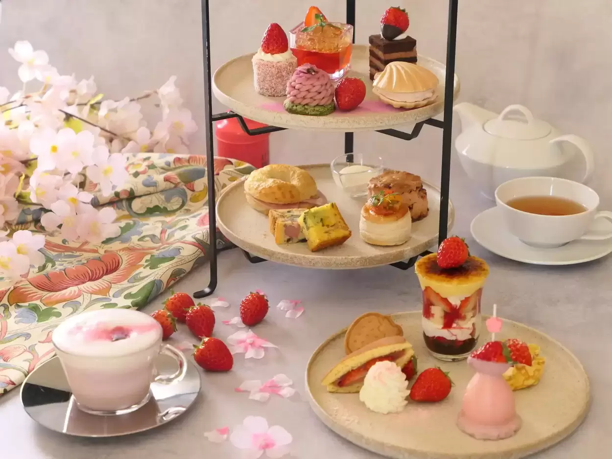 早すぎる春に感動♡極上「紅ほっぺ×あたみ桜」アフタヌーンティーが悶絶級の可愛さ！海が見える絶景ラウンジで贅沢15種を堪能