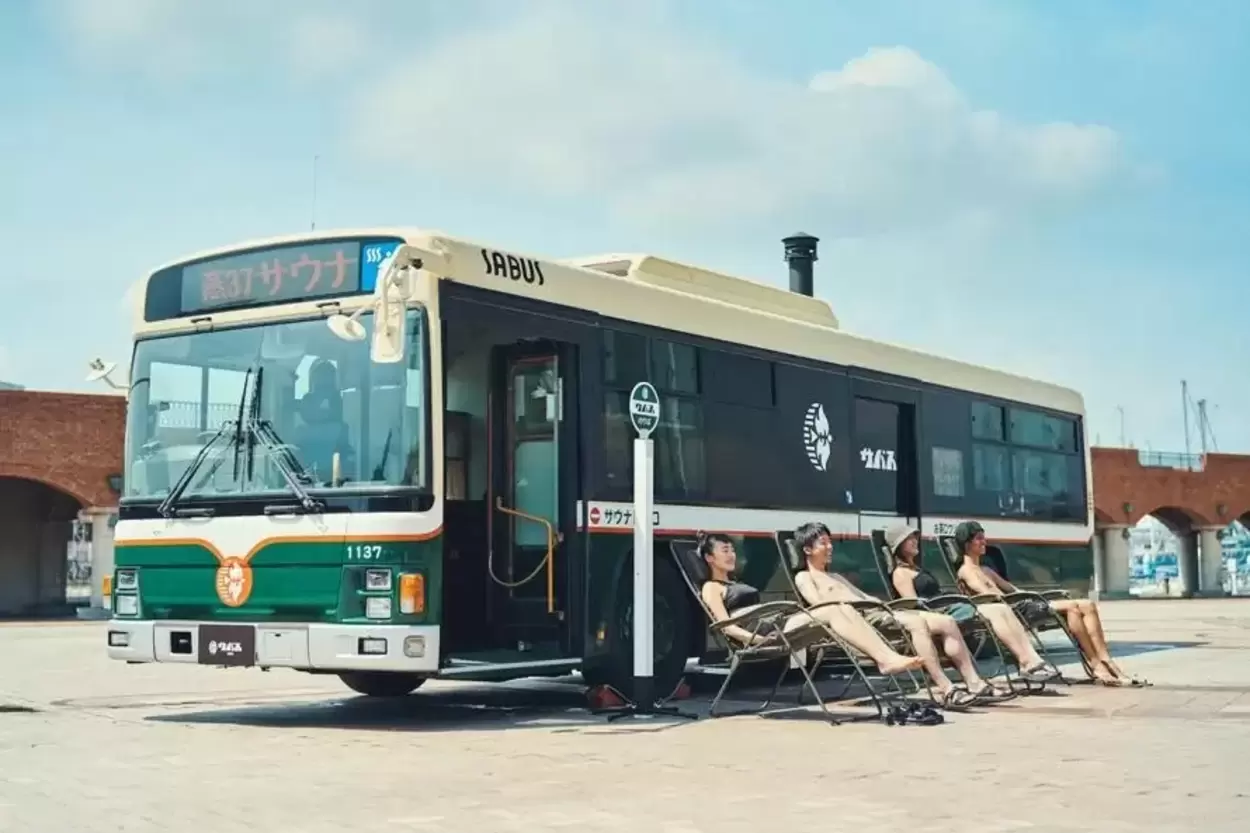 バスがサウナに！？静岡・草薙に【サウナバイキング】出現！駅前で6種のサウナをハシゴ「プロの熱波&絶品サ飯」アツすぎる2日間