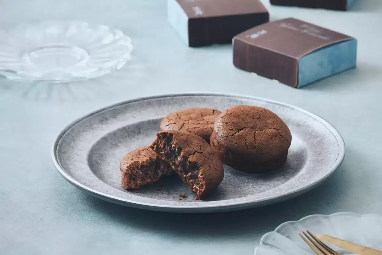 治一郎さん、“24倍サイズ”ってやりすぎです（嬉）【デカすぎガトーショコラ】が限定登場！バレンタインにも♡「バウムの次は新作に沼る予感…」