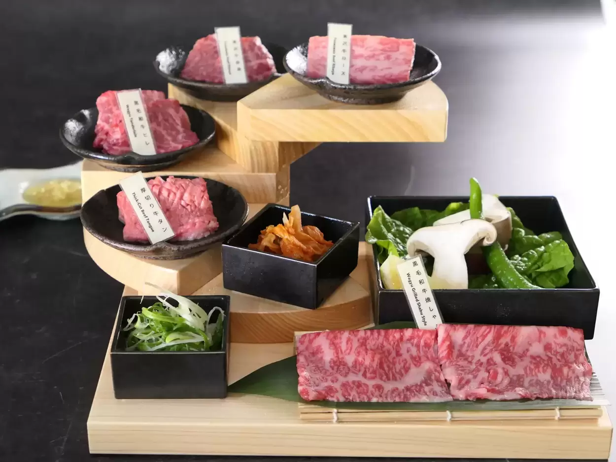 富士山の火山石で焼肉？！熱海に新店誕生【和牛焼肉会席】旨味・香りがジュワ～♪とろける和牛＆インフィニティ風呂……春のご褒美はこれに決まり