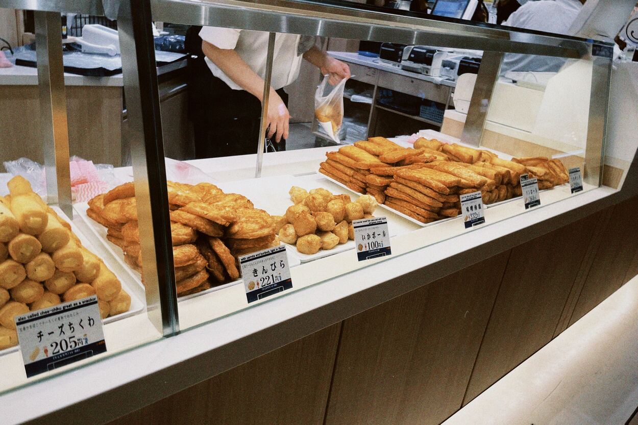 31_かま栄 工場直売店_揚げかまぼこのショーケース.jpg