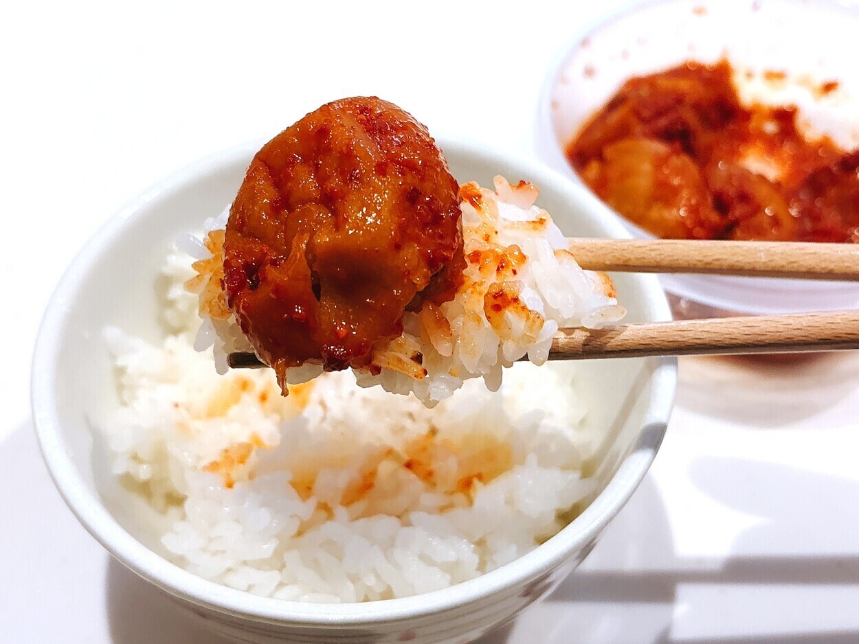 狩野英孝効果でバカ売れ？【カルディ】「梅干しキムチ」で無限おかわり！「種もウマ！ずっと舐めたい」中毒性100倍”ご飯のお供”