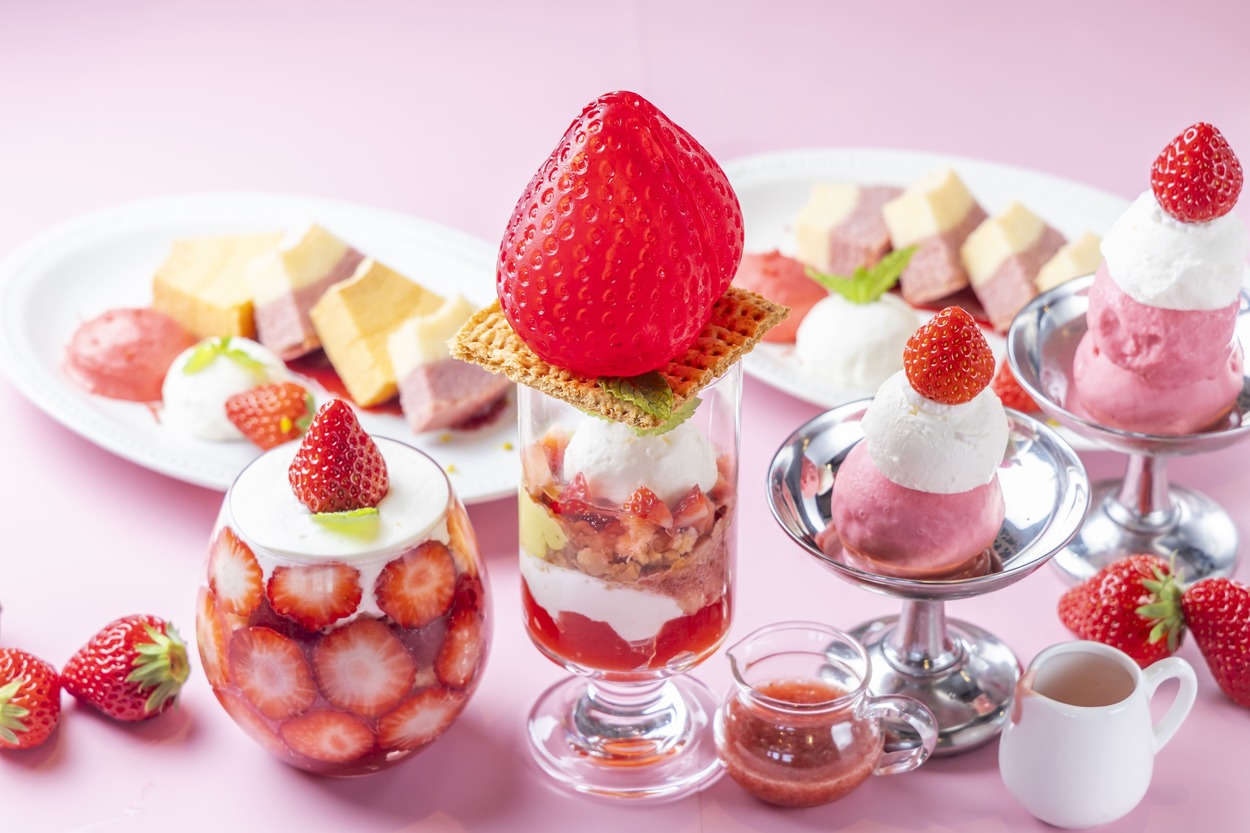 パフェの上に巨大いちごあめ？！【人気いちごカフェ】新作スイーツが規格外すぎる◎まるごと贅沢かき氷や夏限定レモンバウムも見逃せない♪