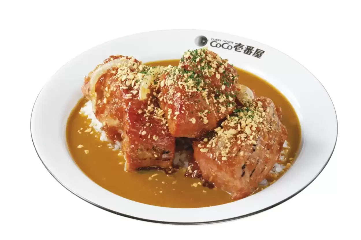 デカすぎ（笑）2週間で完売！ココイチ伝説の【肉塊カレー】待望の復活◎スプーンでほぐれる巨大ホロ肉＆絶品ソースがヤバい…！