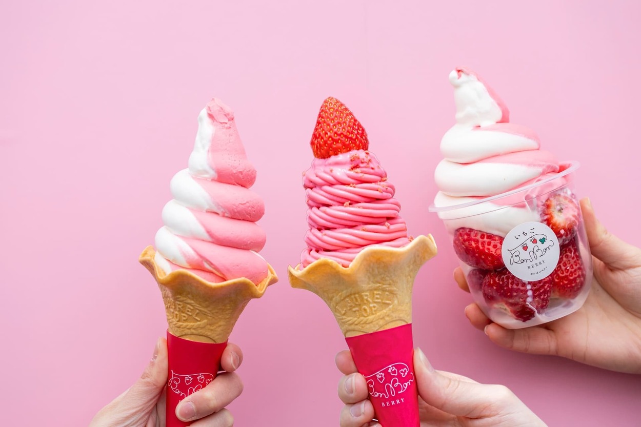 20万個爆売れした“伝説のソフト”が進化！【いちご専門店】紅ほっぺ贅沢使用「ソースた～っぷり♡」「可愛すぎて食べられない」新作4連発