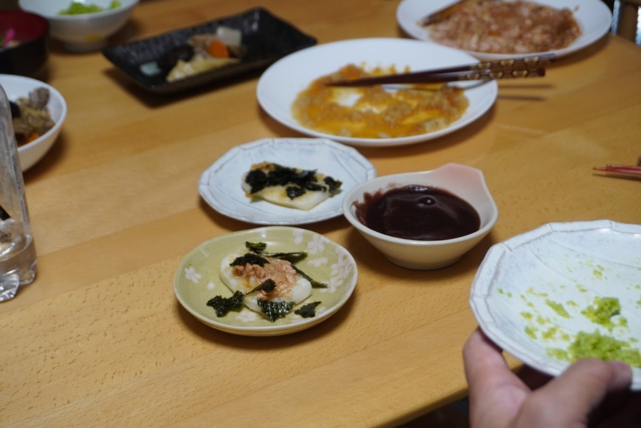 もち食べているところ.JPG