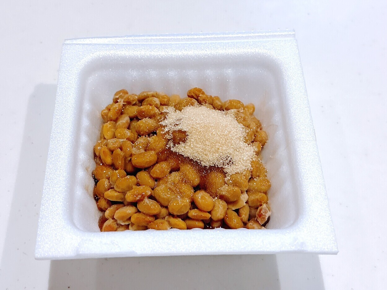 ケンミンSHOW最大の衝撃！？秋田県民は【納豆に"あの粉"入れる】が常識！もう普通に戻れない「仙台の女子高生が絶賛」「疑ってゴメン」