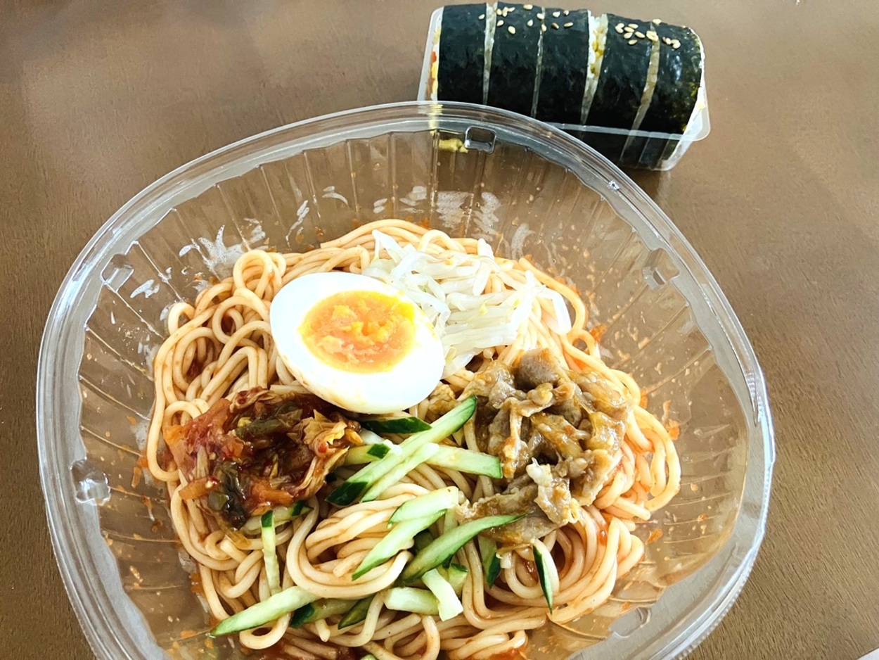 辛い！でもウマいぃぃ♡ファミマの【韓国グルメ】本場さながら！？「疑ってごめん（泣）」「神の組み合わせ」大優勝グルメ実食レポ