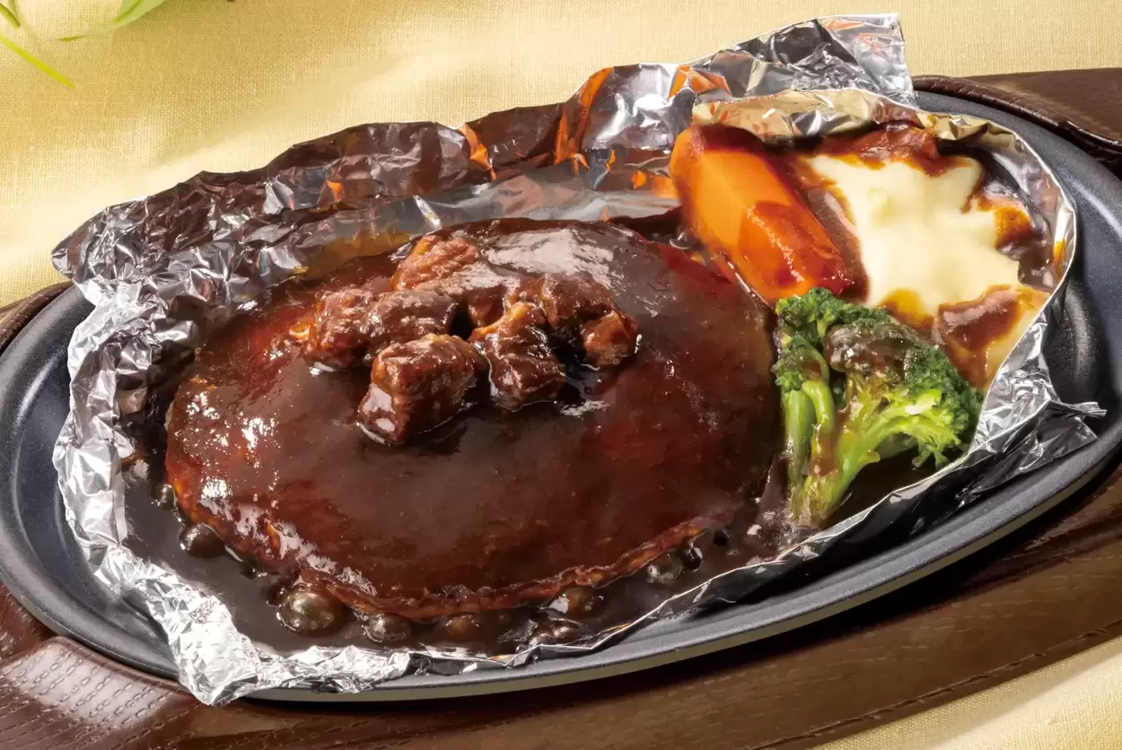 ガストが“高級洋食店”に！？【巨匠×老舗の初コラボ】感動連発「巨匠のハンバーグ」「老舗の抹茶スイーツ」ファミレスの枠超えすぎ（泣）