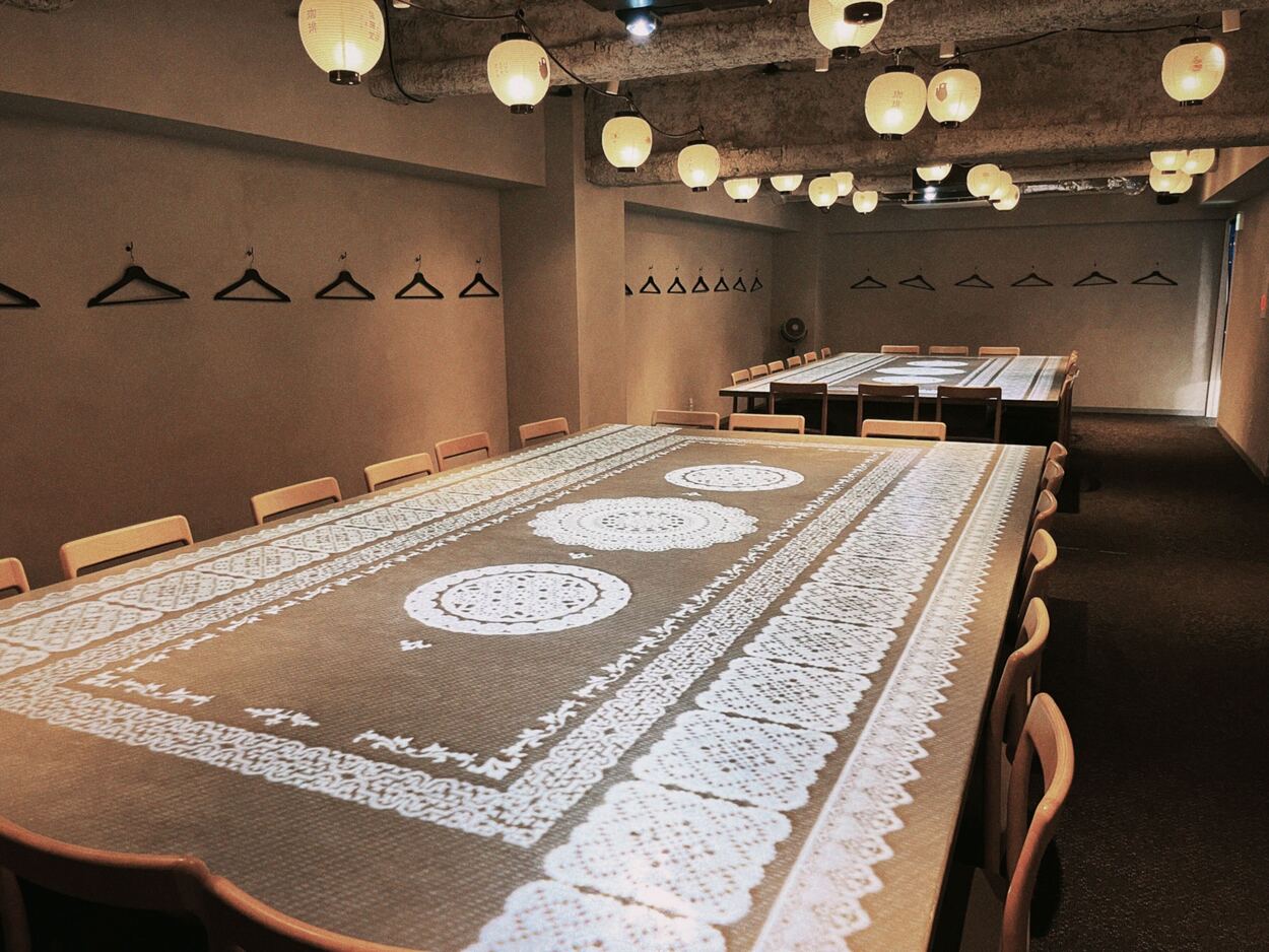 14_パフェ、珈琲、酒、佐藤 本店_提灯が灯る店内.jpg