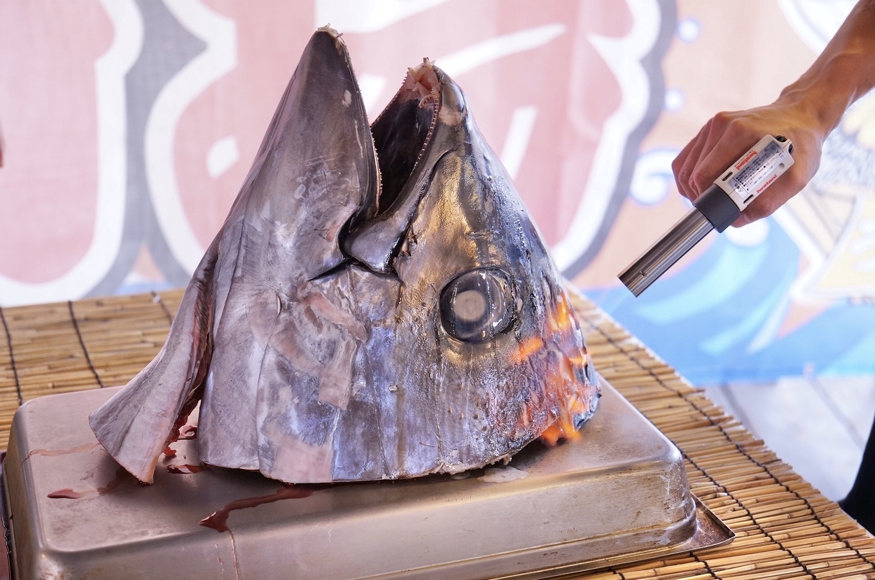 えぇ!ここで?漁港の味?三崎直送の天然まぐろや殻付き牡蠣を選んで焼く「出張!浜焼き うまか市場」イベント8月21日から!