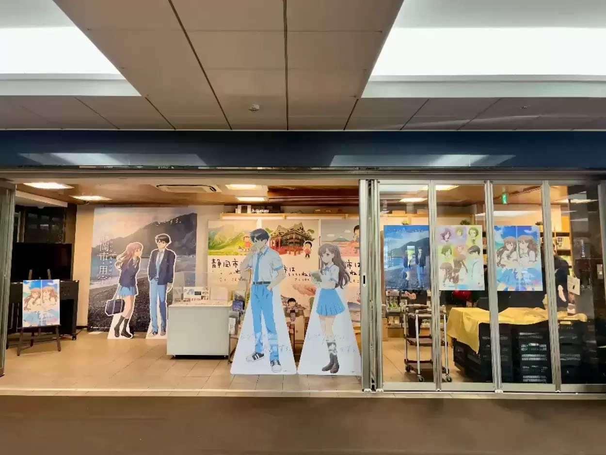「ここ、用宗じゃん！」が止まらない！？静岡市が舞台の青春アニメ【レプリカ】で街中が聖地に！オリジナル展示＆ノベルティ配布◎豪華コラボが見逃せない♪