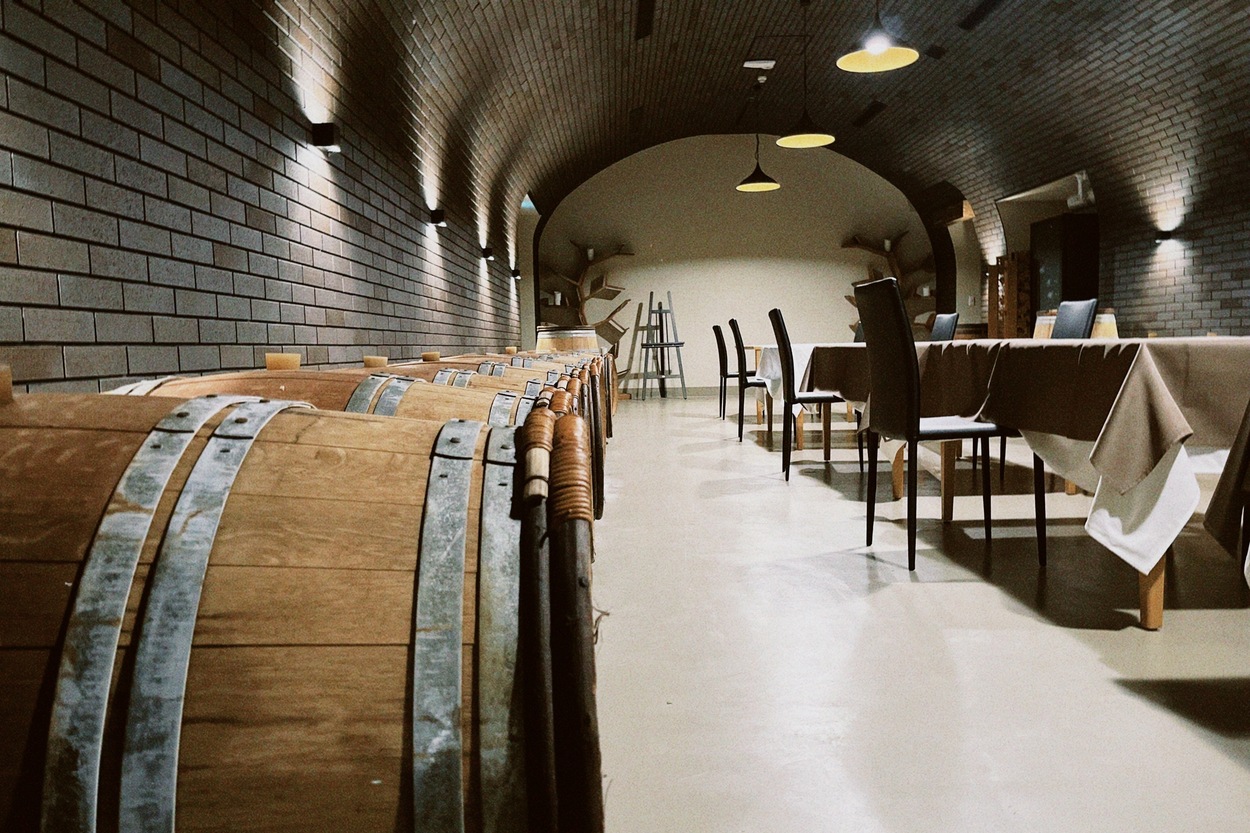 26_NIKI Hills Winery_樽熟成庫のテーブル席_1.jpg