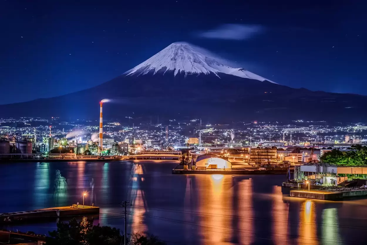 幻想的すぎてヤバい！【富士山×工場夜景】「マニアも唸る」エモい景色の連続！富士市【工場夜景巡り】豪華宿泊券&特産品も当たるチャンス