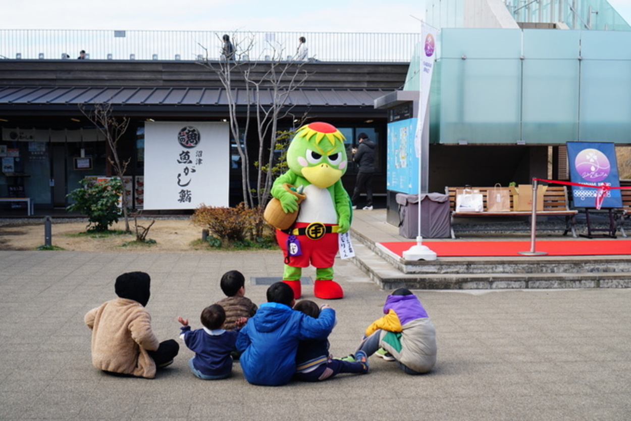 【伊豆ゲートウェイ函南】に「丹那牛乳」や「オラッチェ」が集結！【第2回 函南ブランドマルシェ】家族で楽しむ冬のマルシェ♡子ども「景品」争奪戦も！？