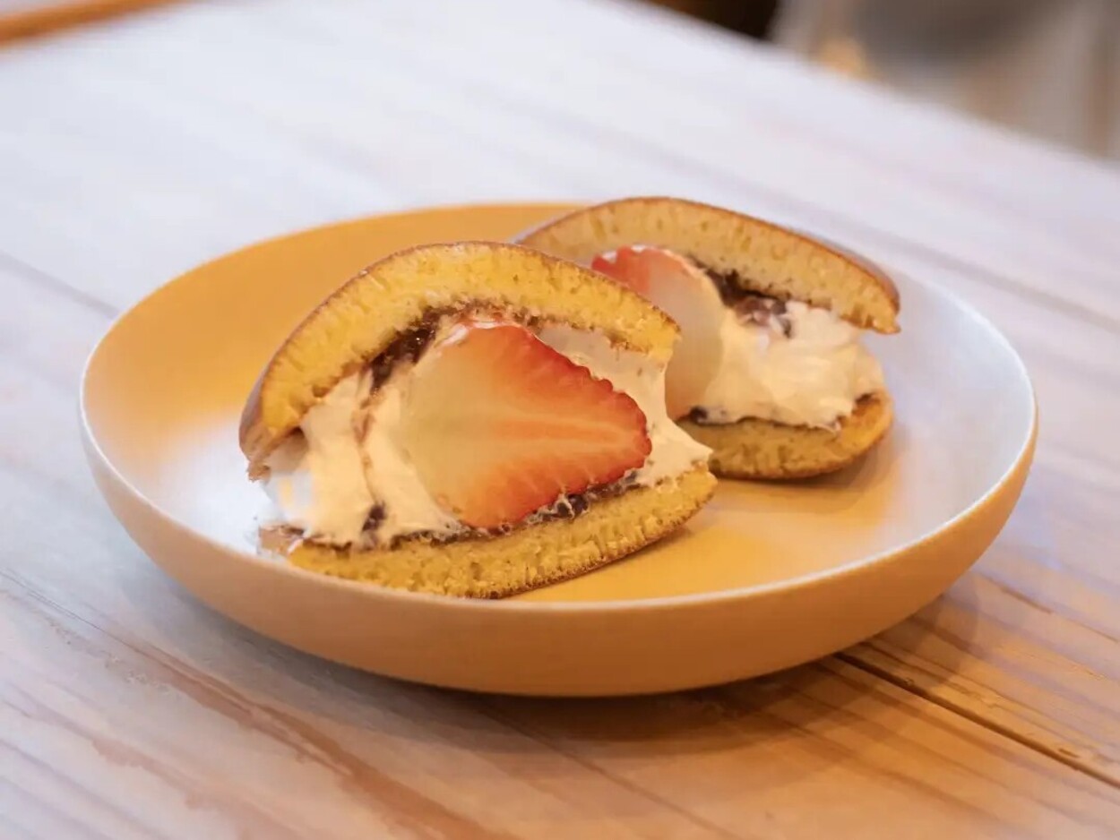 名店の春限定が最高の贅沢♡苺1粒ドーーーン！「桜きんつば」も衝撃のウマさ…！売切れ前に急いで（泣）