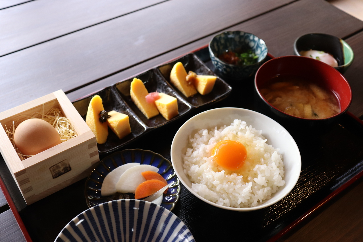 直売所だからこそ！“超新鮮”卵をその場で食べれる【絶品ランチ】「神への献上卵を存分に堪能」「濃厚すぎて普通に戻れない」幻スイーツも