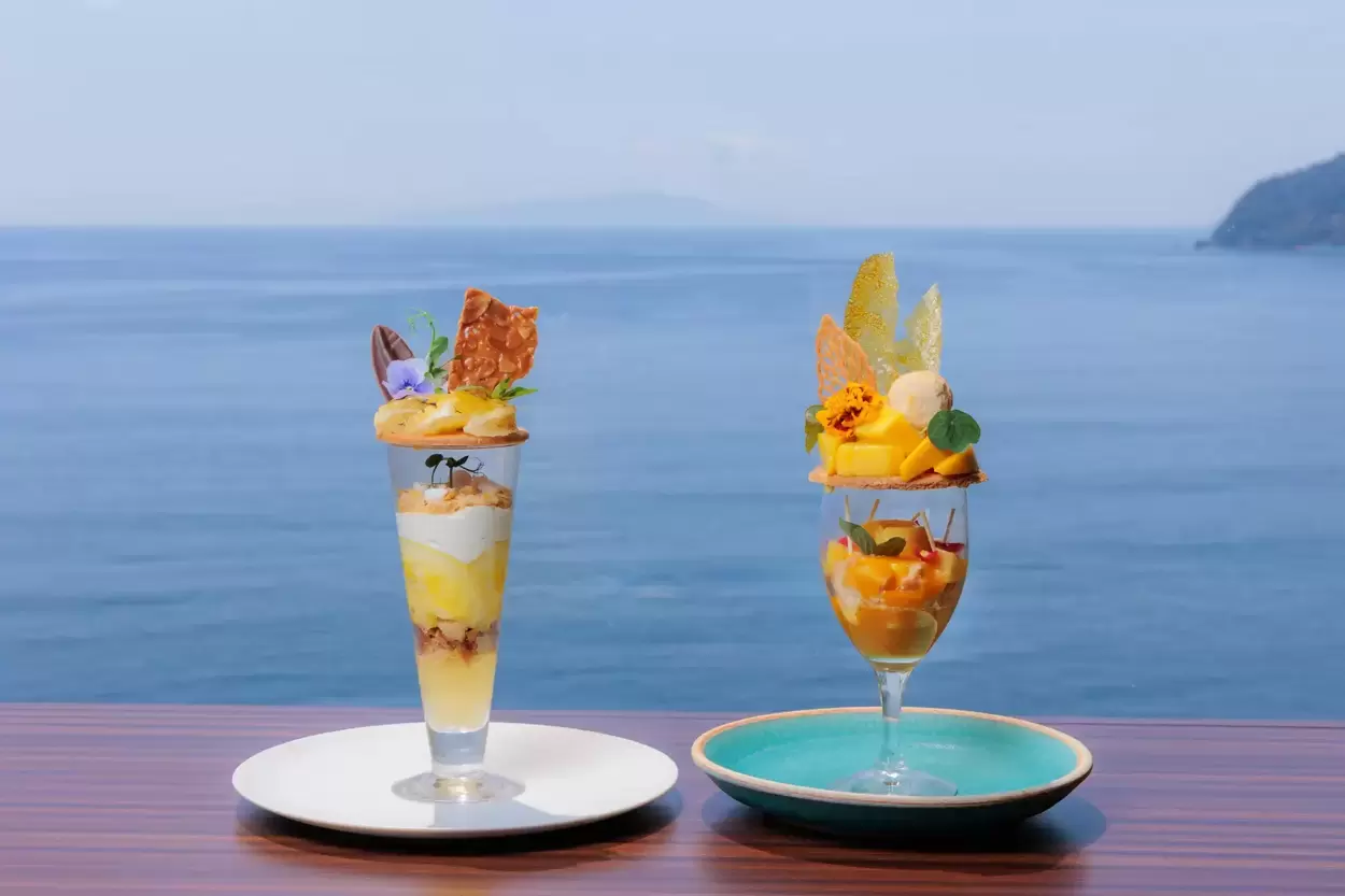 海、青すぎ！パフェ、美しすぎ！【熱海】絶景カフェで出会う「ニューサマーオレンジ＆濃厚マンゴー」夏限定新作パフェ2種が贅沢すぎて感動♪