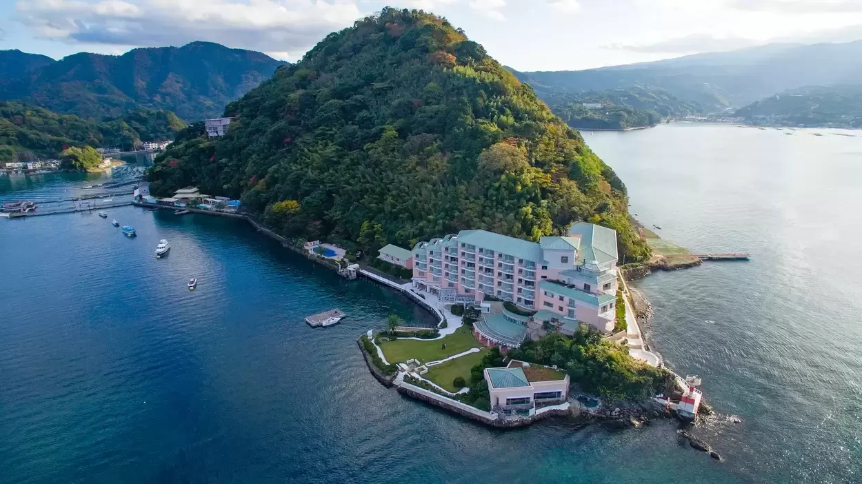 船でしか行けない【無人島ホテル】で過ごす贅沢な夏♪星空観察・ムーンロード・生演奏・船釣り体験…「帰りたくない」極上の島時間