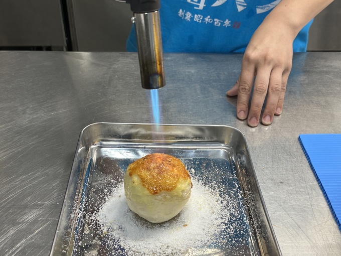 バーナーであぶるパン.jpg