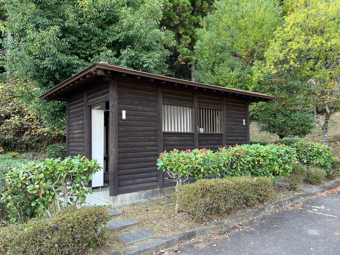 大亀山 駐車場トイレ.jpg