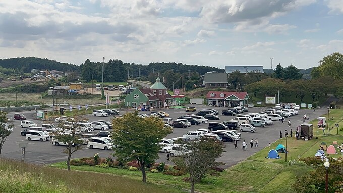 長沼フートピア 風車下からの駐車場.jpg