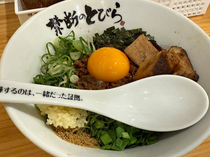 危険！この扉、一度開けたら最後です（泣）激ウマで中毒不可避【台湾まぜそば専門店】追いメシ必至→最後の一粒まで完食
