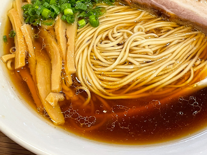夜限定“鶏白湯ラーメン”は絶対食べて♪後味スッキリ濃厚スープがうますぎる【ラーメンABE's（アベズ）】
