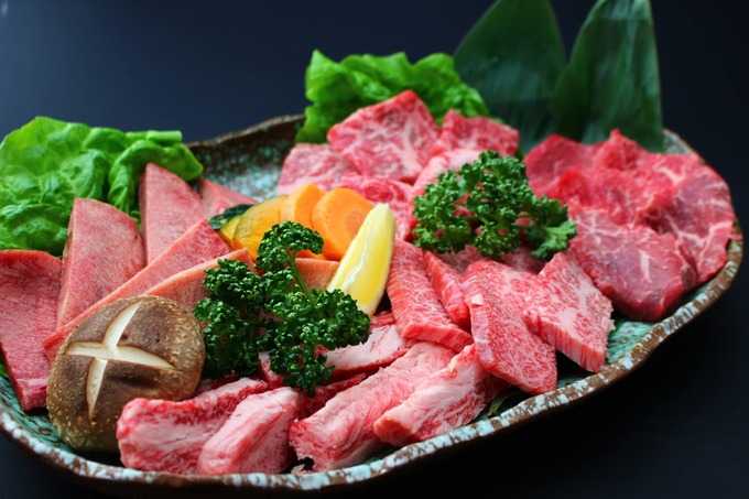 「和牛カルビ880円→440円」人気焼肉店で半額祭「ステーキ、タンカルビ、お酒も半額！」「行かない理由がない」超絶お得な全12品