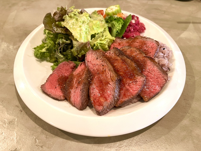 サムネ＆牛イチボローストビーフプレート１.JPG