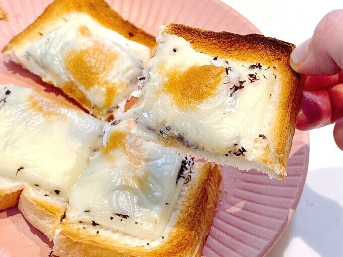 斬新すぎ！もう普通のトースト卒業【サンド伊達さん絶賛】まさか「ご飯のお供」パンにかけるって天才？さっすが「ピザハット"中の人"」考案 