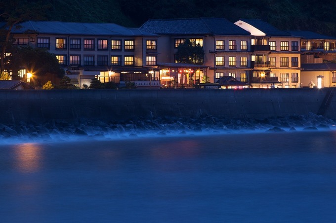 つるや外観夜_海側.jpg