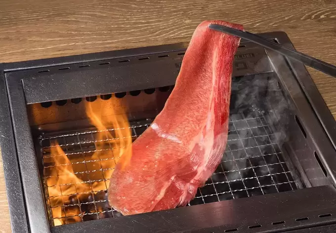 こんなの初めて！牛タン驚異の“20cm超え”が500円ってマジ？！【焼肉ライク】「贅沢すぎる新メニュー」数量限定・静岡県内1店舗だけ（泣）