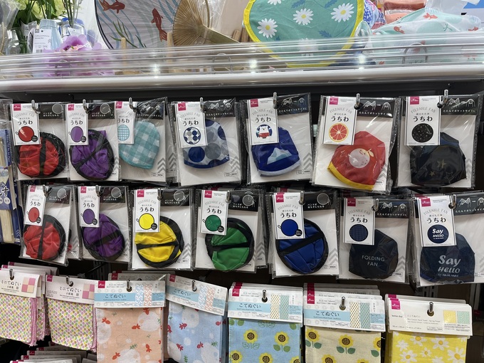 ダイソーうちわ店内.jpg
