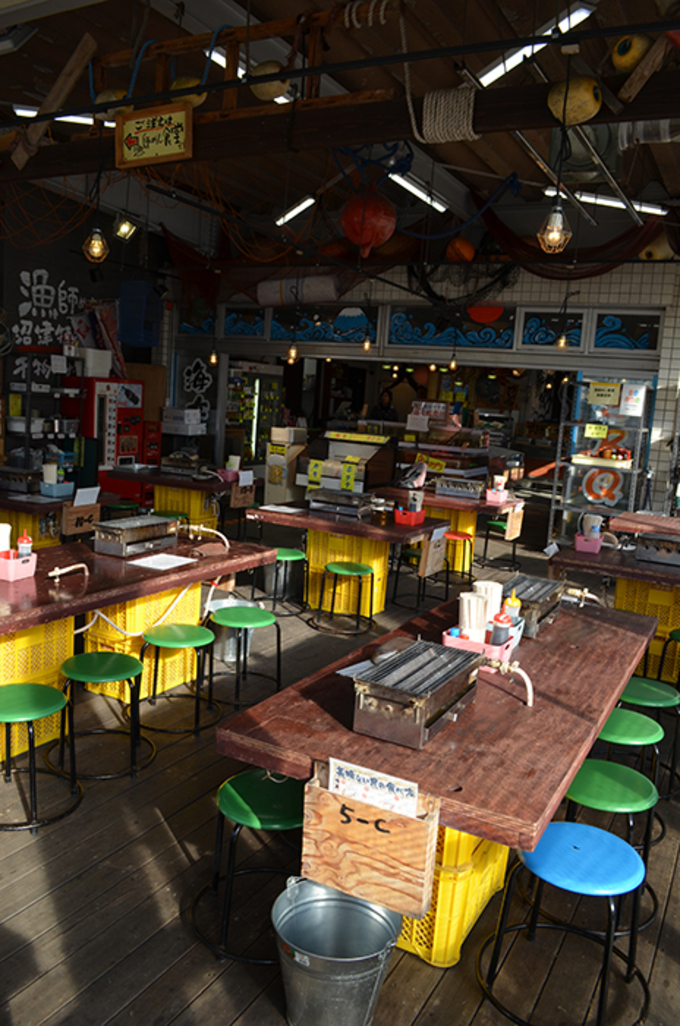 海女小屋_店内縦.jpg
