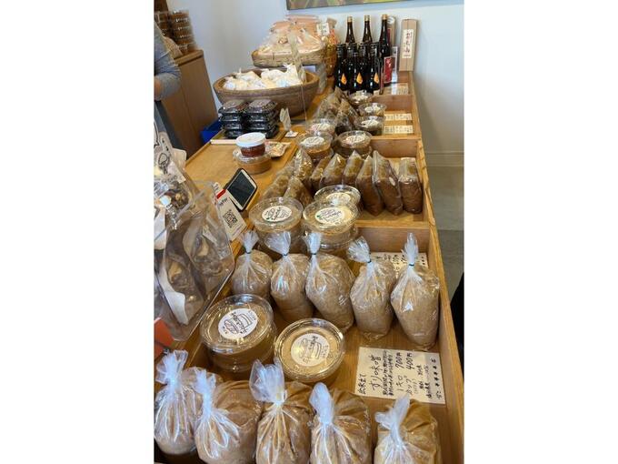 麹を使った調味料がいっぱい「発酵ブームが再来した…！」味噌づくり体験もできる【静岡市・鈴木こうじ店】