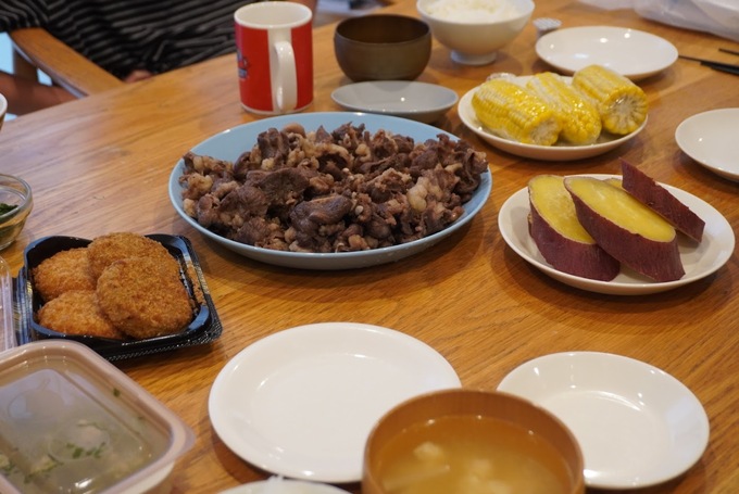 ロピア味付け肉食卓.JPG
