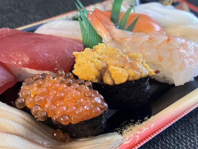 ごめん、スシローから浮気！「回転寿司よりお得かも！？」【ご当地スーパー】で絶対買い！「地元民も驚く」高品質寿司に脱帽